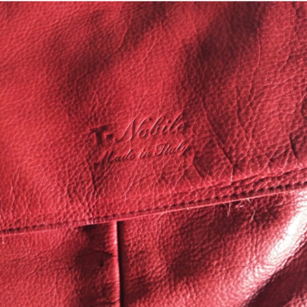 T-Nobile Made in Italy soft leather crossbody purse in vibrant red. - Picture 2 of 14